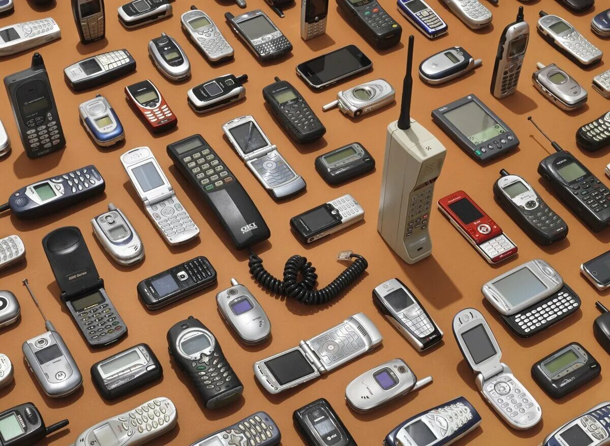 Сдать телефон самсунг. Сотовый телефон. Много телефонов. Сотовые телефоны много. Старые смартфоны.