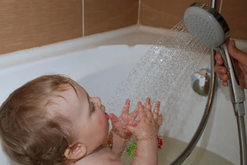 Душ для дошкольников. Ребенок под душем. Как понять в душе ребенок. Малыш в душе. Закаливание водой.