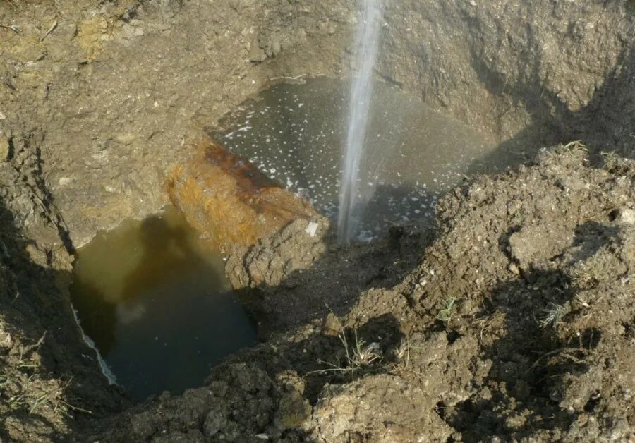 Порыв водопровода. Прорыв водопровода. Утечка водопровода. Порыв трубы водопровода. Прорыв водопровода.