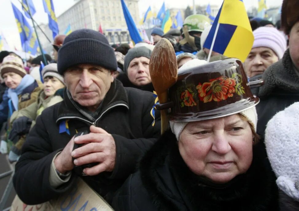 Покажи ей майдан. Кастрюлеголовые на Украине. Майдан на Украине в 2014 кастрюлеголовые. Кастрюли на Майдане. Кастрюлеголовые на Майдане.