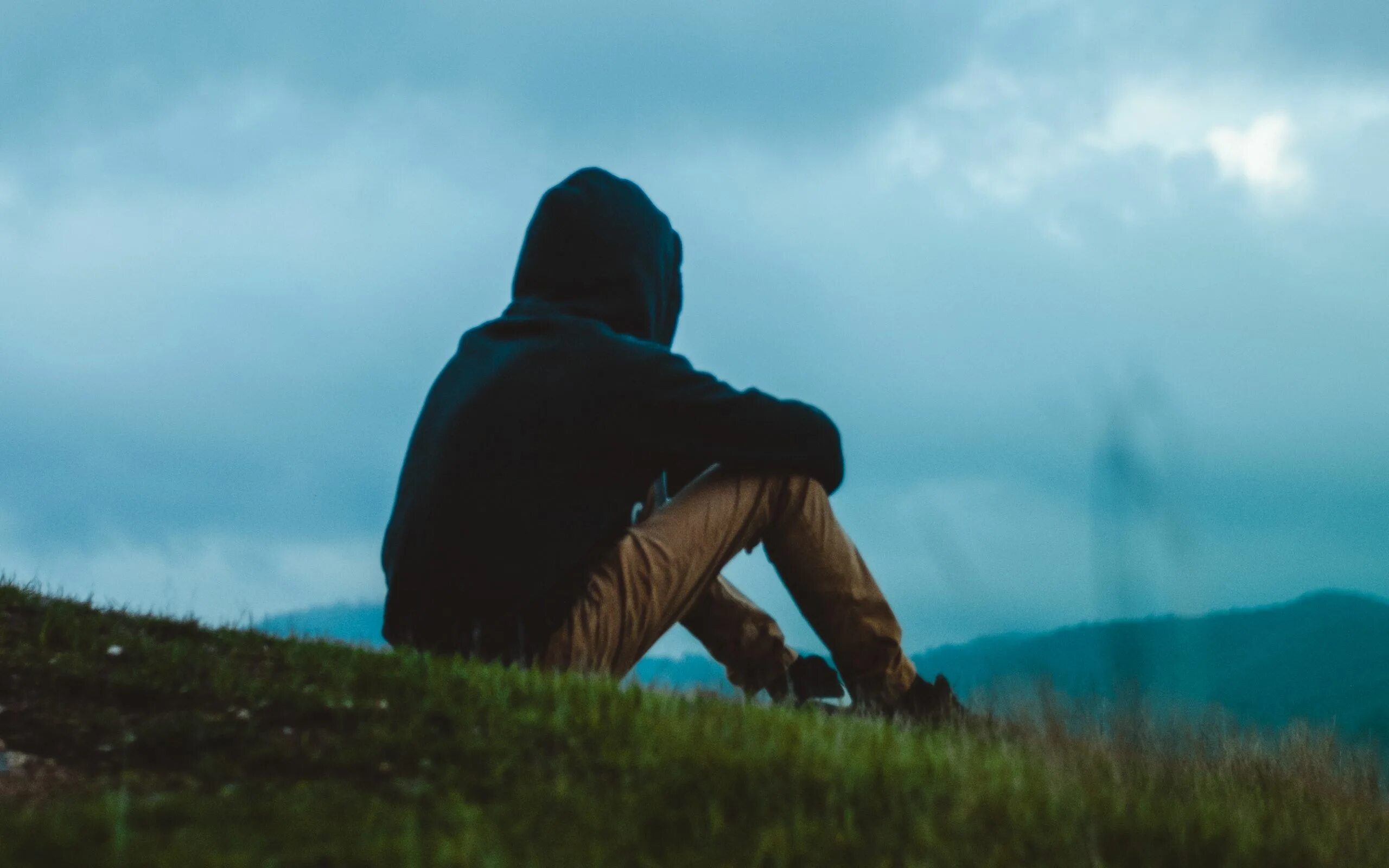 Alone because. Парень со спины. Парень сидит спиной. Человек в капюшоне спиной. Парень в капюшоне со спины.