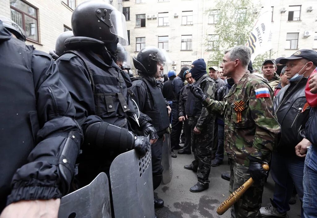 Захваты на востоке. Штурм СБУ 2014 Луганск. Штурм Донецкой ОГА 2014. Штурм ОГА В Донецке 2014 восстание. ОГА Луганск СБУ.