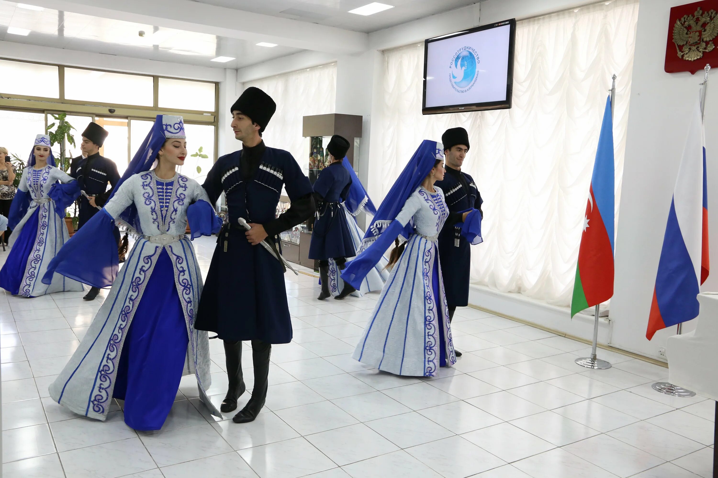 Национальный наряд карачаевцев в КЧР. Национальная одежда Кабардино балкарцев. Абазины в Карачаево Черкесии. Абазинский национальный костюм - Карачаево-Черкесская Республика.