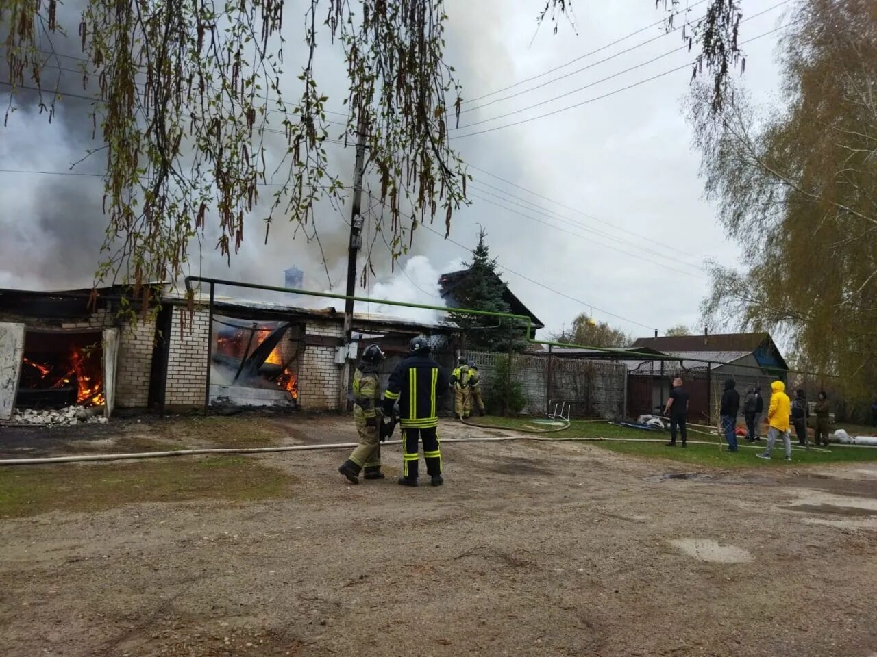 Пожар в казанском танковом. Пожар в частном доме. Пожар в Отарах. Пожар горит дом. Пожар в Казани сейчас в Приволжском районе.