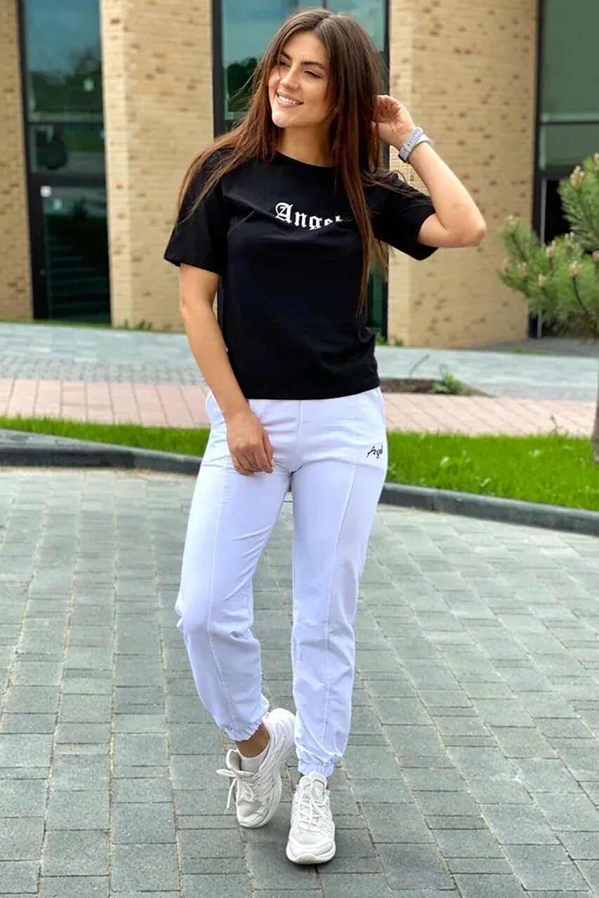 Спортивные штаны ellesse зауженные. Брюки с белой футболкой. Футболка со спортивными штанами. Джоггеры спортивный стиль. Брюки с белой футболкой.