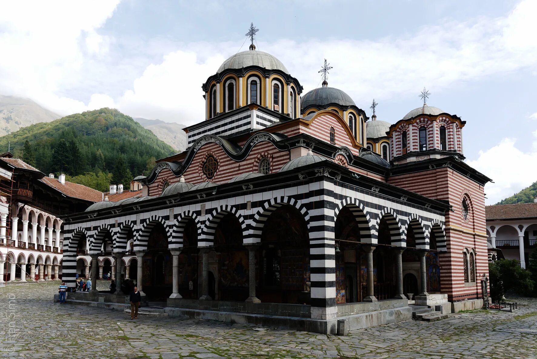 Монастыри 10 века. Рильский монастырь Болгария. Рыльский монастырь в Болгарии.