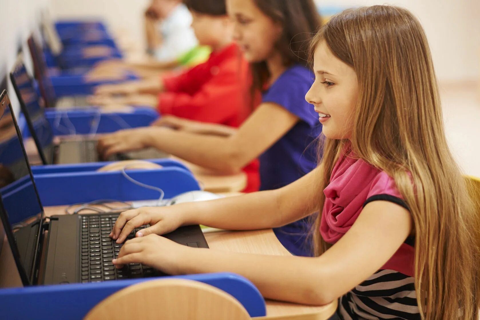 Интернет урок дети. Дети за компьютером в школе. Ребенок за компом. Подросток за компьютером. Ребенок сидит за компьютером.