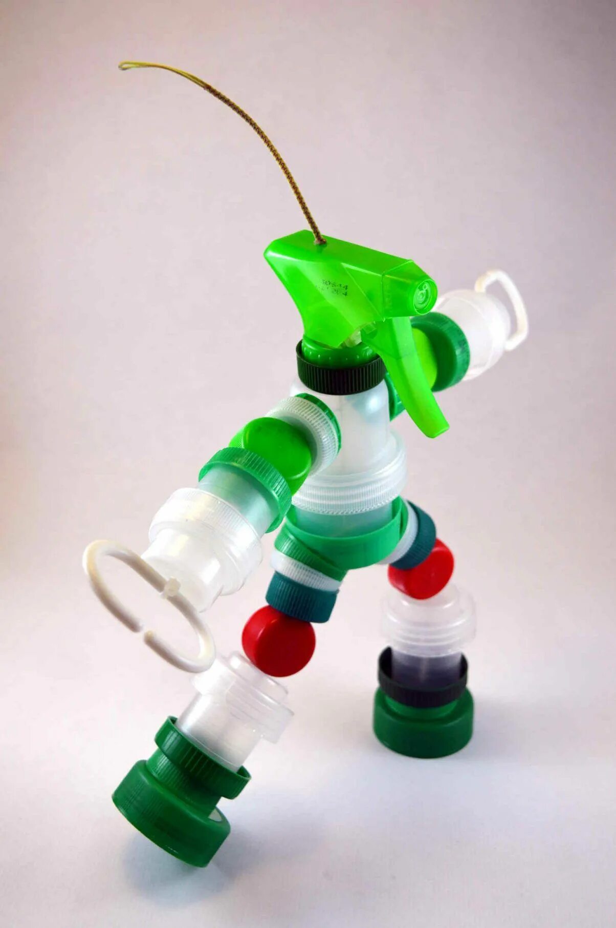 Робот из пластика. Поделки из пластика робот. Робот из пластиковых бутылок. Поделка робот. Робот из пластиковых.