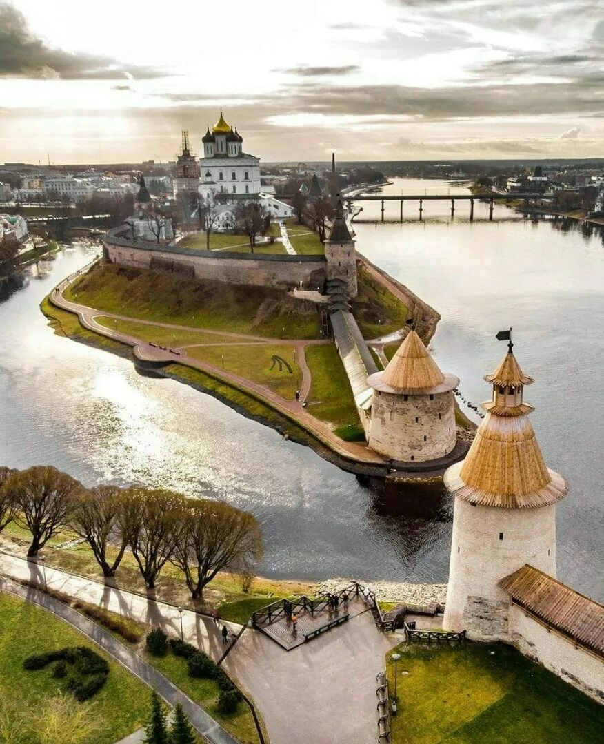 Псковский кремль кром. Детинец псков. Кремлевский город псков. Псковский кром достопримечательности пскова. Памятники в кремле псков.