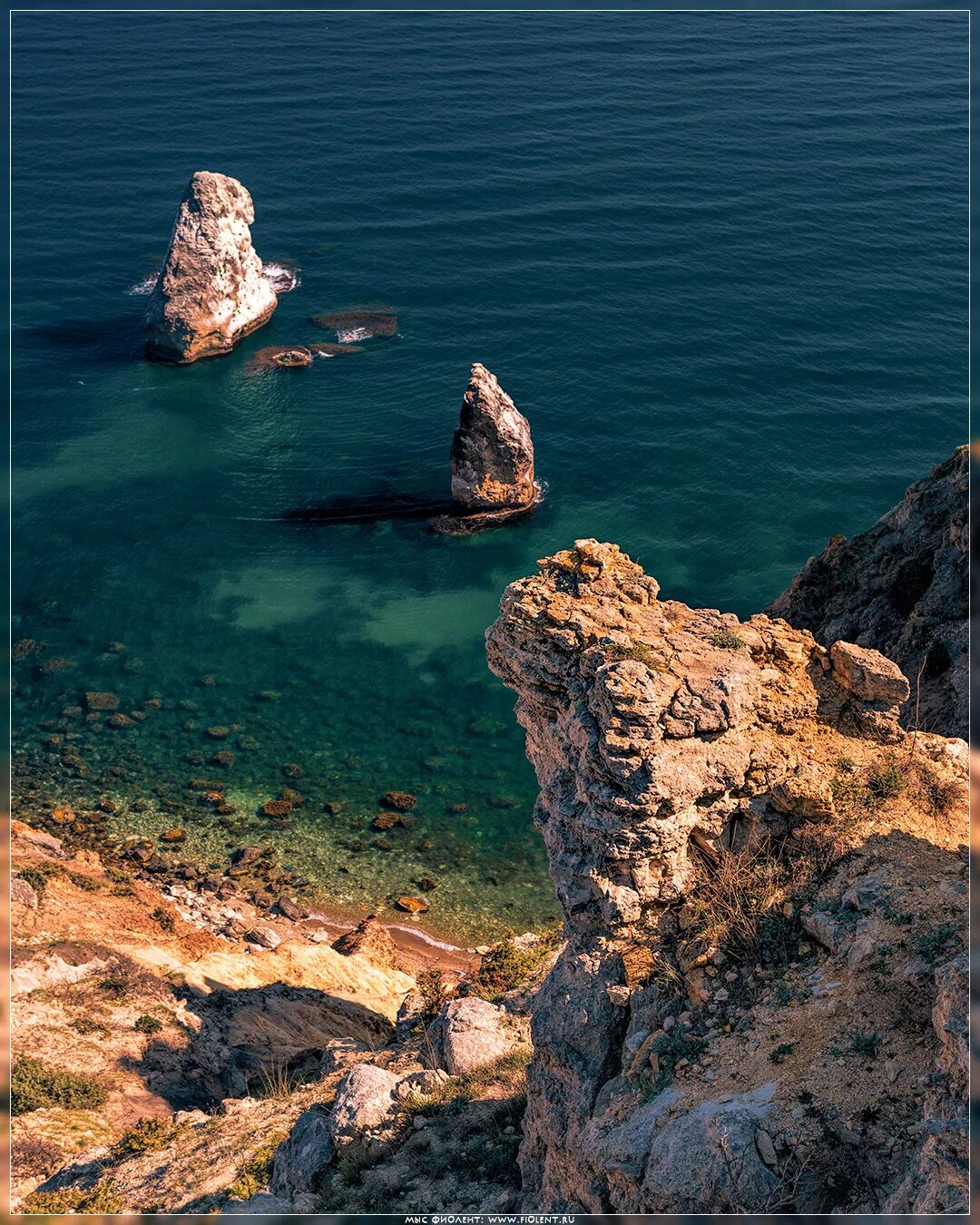 обрыв в севастополе. дикие пляжи ок севастополя. севастополь скалы. крым мыс фиолент скала. крым море скалы.