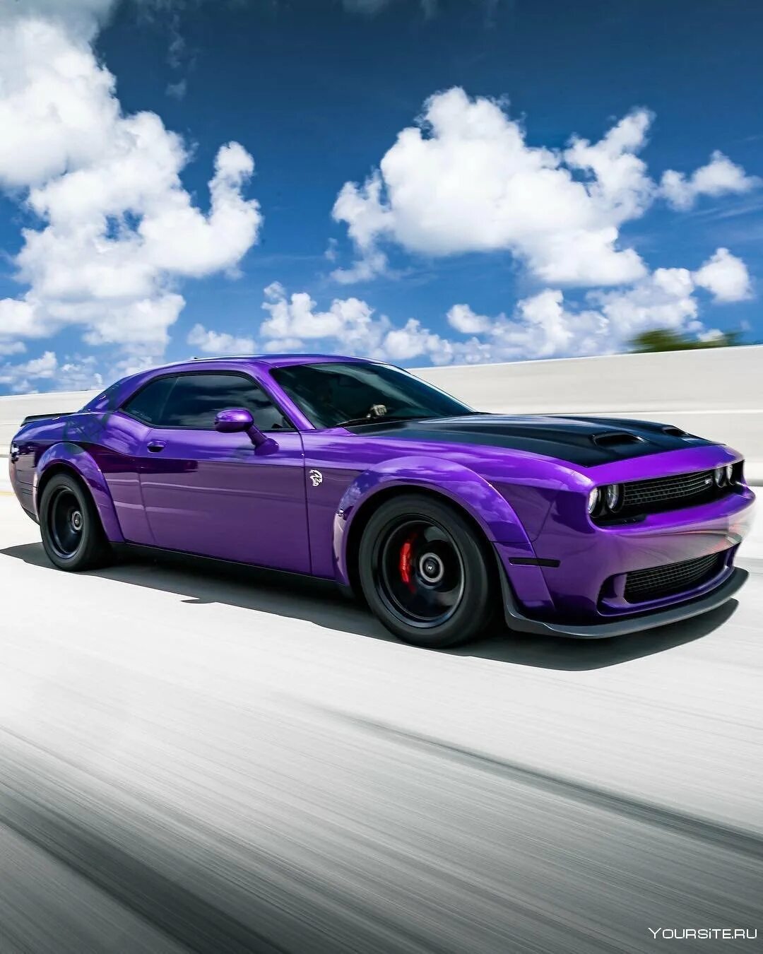 Спорт тачки. Форд Мустанг 2019 фиолетовый. Dodge Challenger srt Hellcat 2020. Форд Мустанг 2020 фиолетовый. Додж Мустанг 2020.