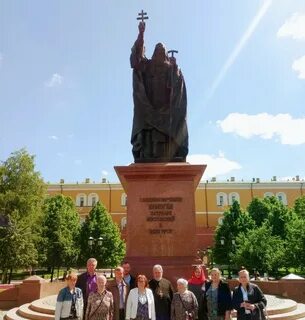 Памятник патриарху гермогену александровский сад