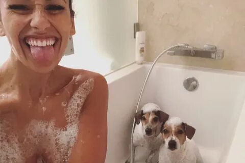Banho a três: Rita Pereira nua na banheira com as cadelas. 