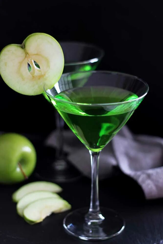 Мартини Грин. Green Apple Martini. Appletini коктейль. Яблочный мартини. Для фруктового напитка смешивают яблочный