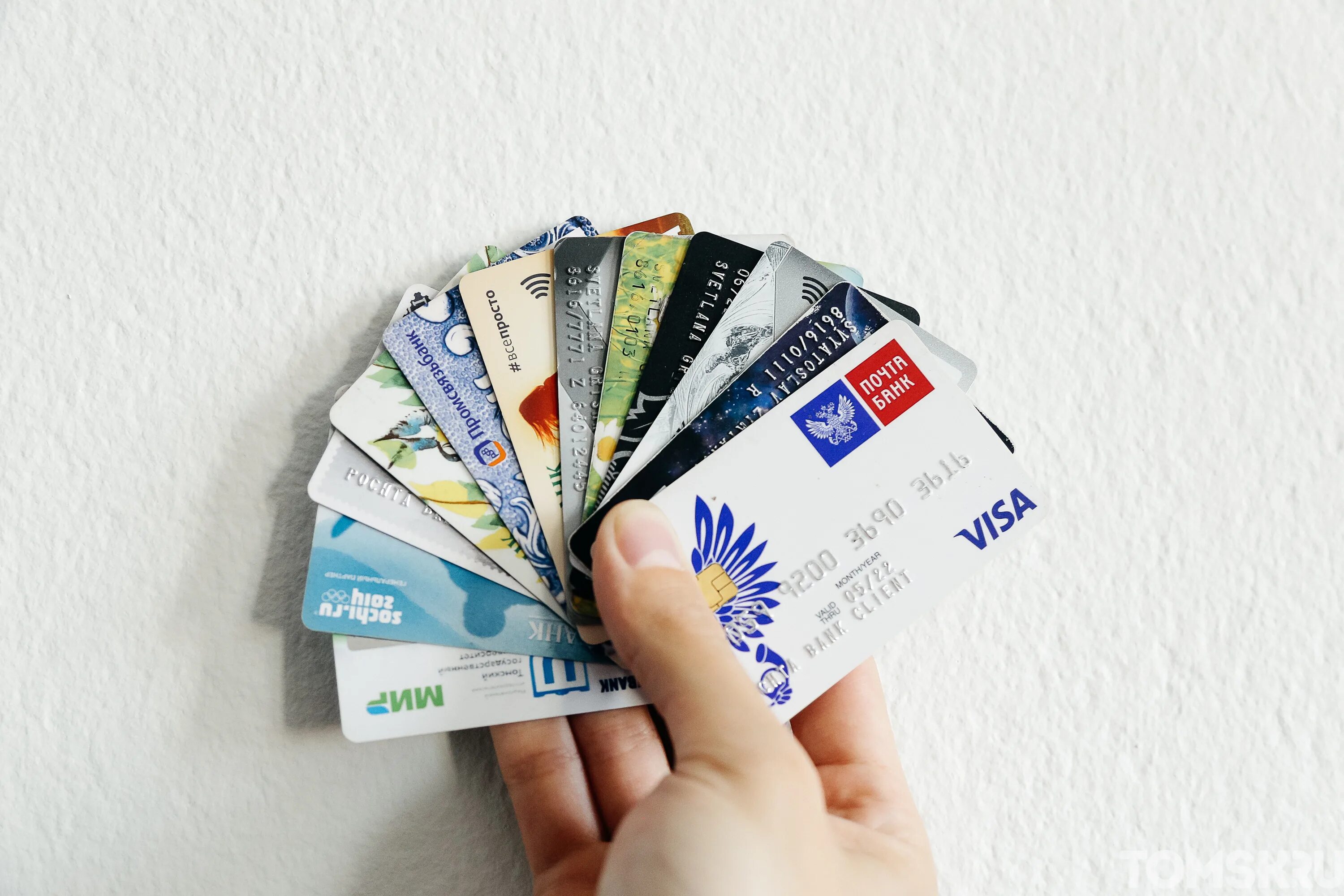 Банковская карта. Банковские пластиковые карточки. Много банковских карт. Кредитные банковские карты. Несколько дебетовых карт.