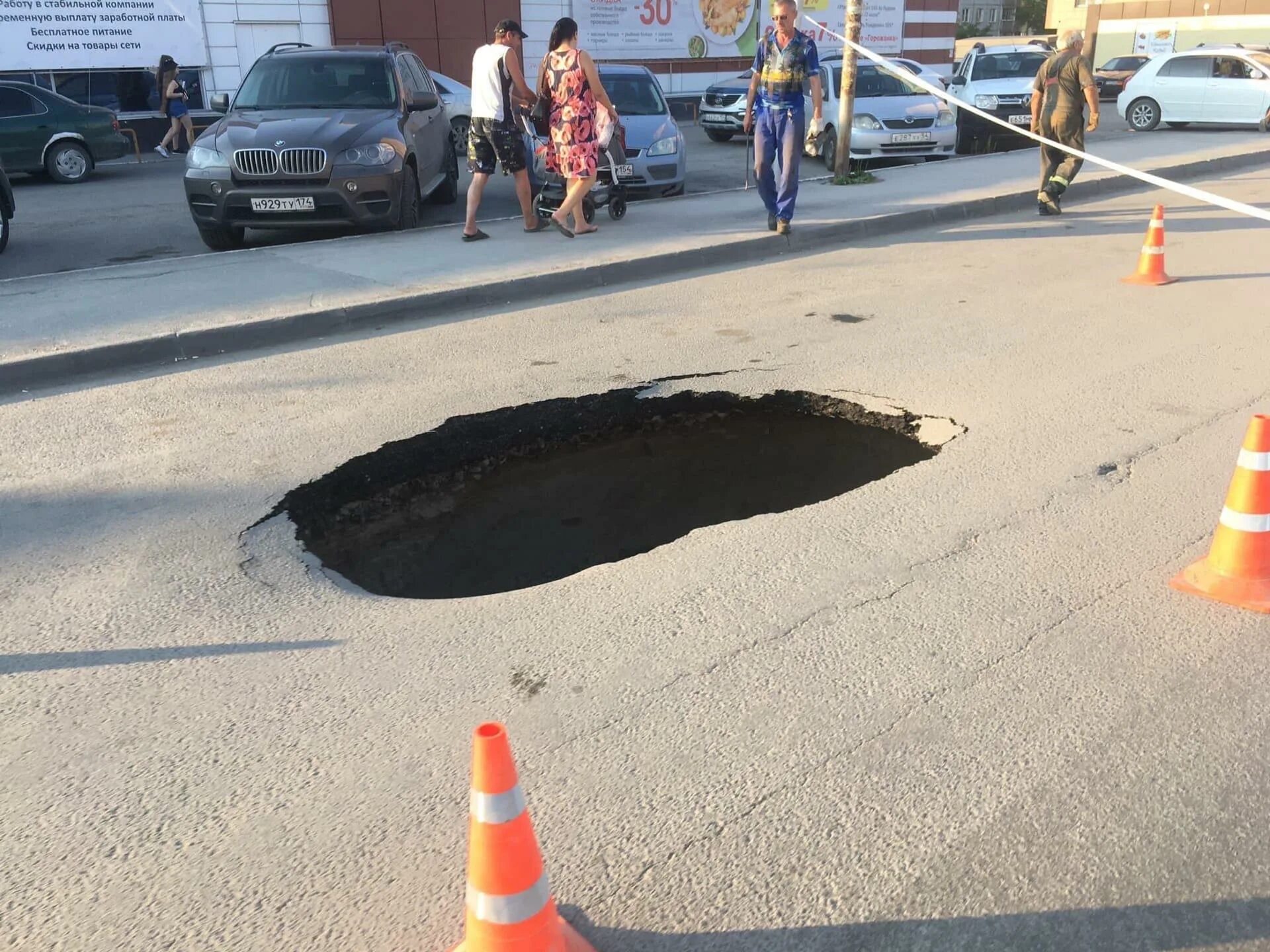 Огромные ямы на дороге. Огромная яма на дороге. Огромные ямы на дороге. Яма в асфальте. Огромная яма на дороге.