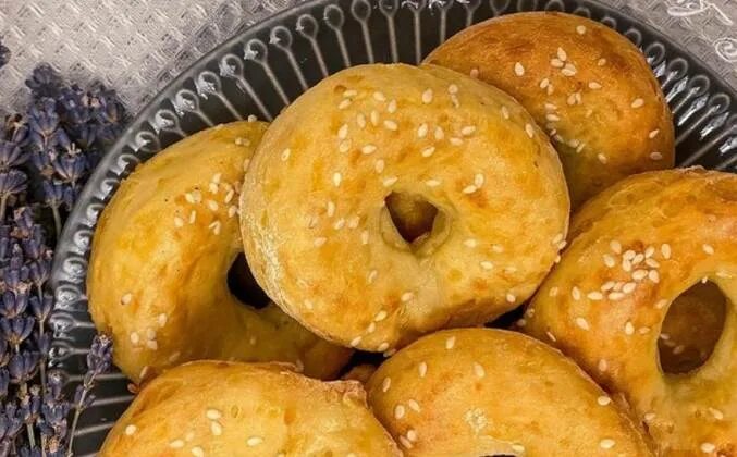 Бублики с сыром и творогом. Рецепт творожно сырных бубликов. Творожно-сырные бублики с кунжутом. Рецепт творожно сырных бубликов. Творожно сырные колечки с кунжутом.