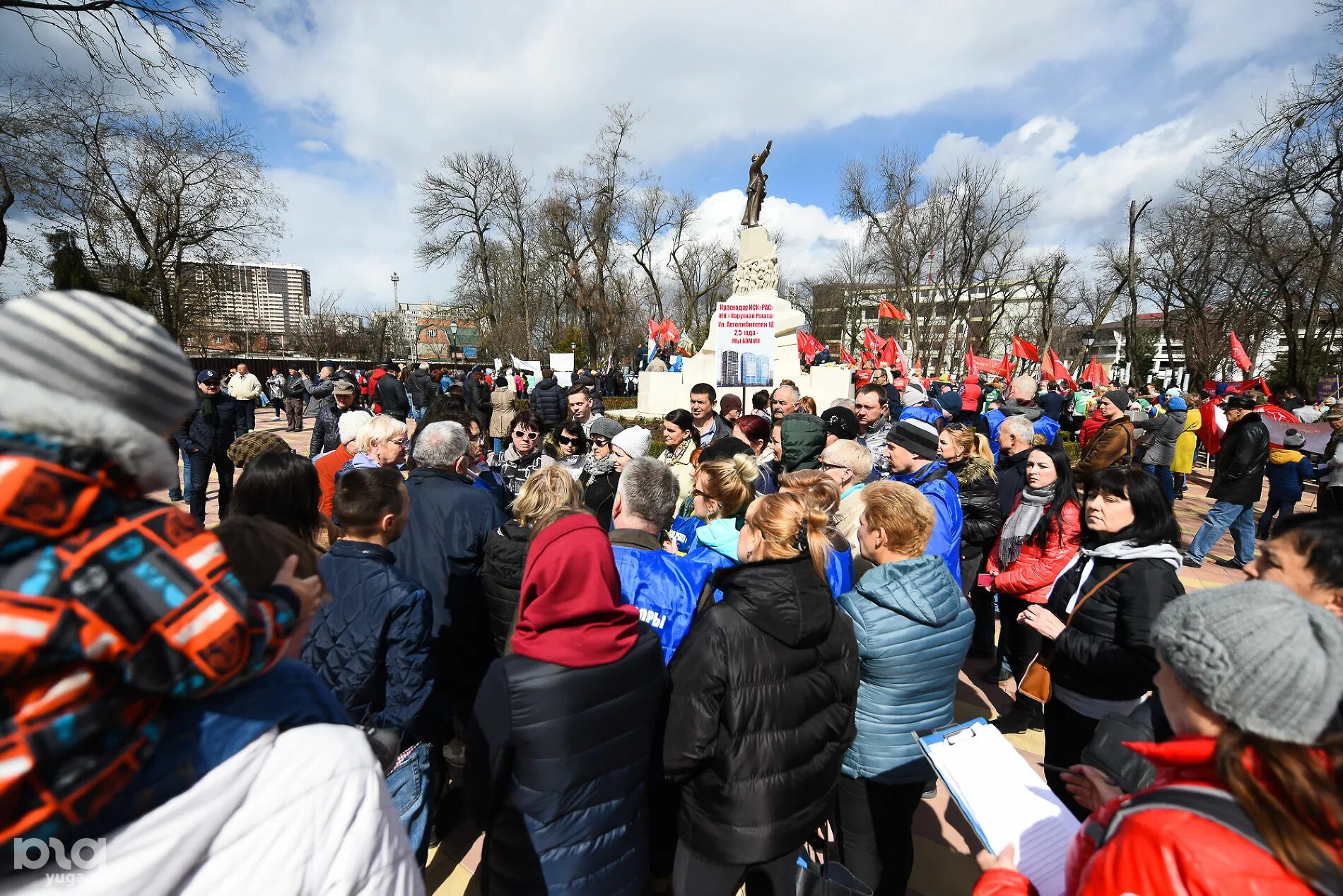 Вишняковский сквер Краснодар. Краснодар 12 июня 2017 года митинг. Вишняковский сквер. Митинг у памятника Ленину в Ростове. Митинги в краснодаре