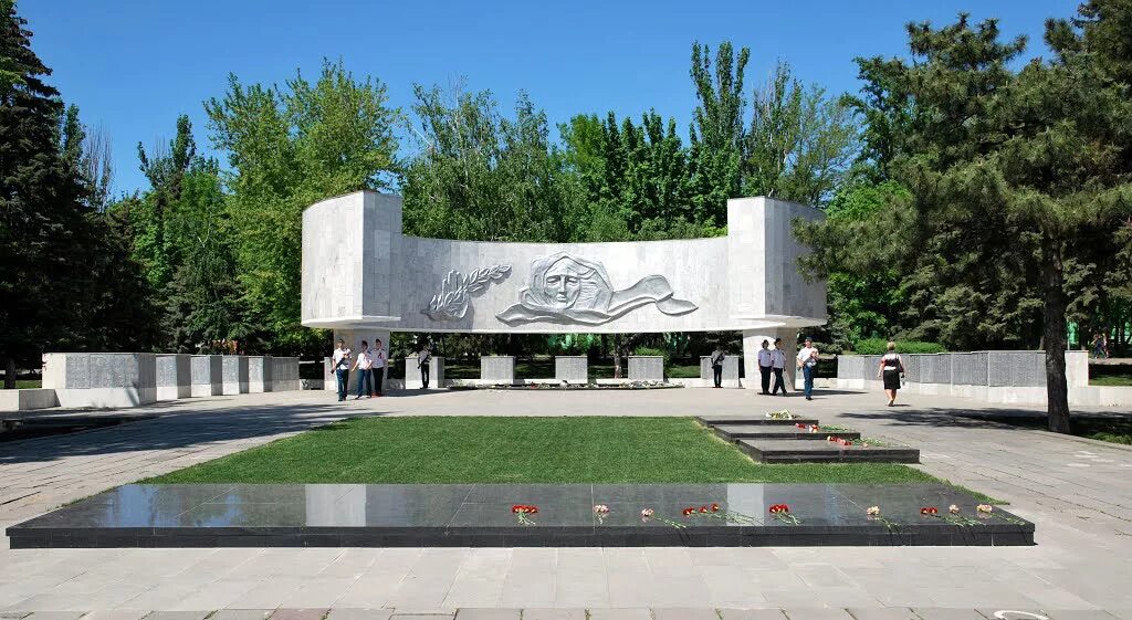 Вечный огонь на карла маркса ростов на дону. Воинам освободителям ростов на дону. Мемориальный комплекс павшим воинам ростов-на-дону. Ростов пал. Площадь карла маркса ростов на дону мемориал.