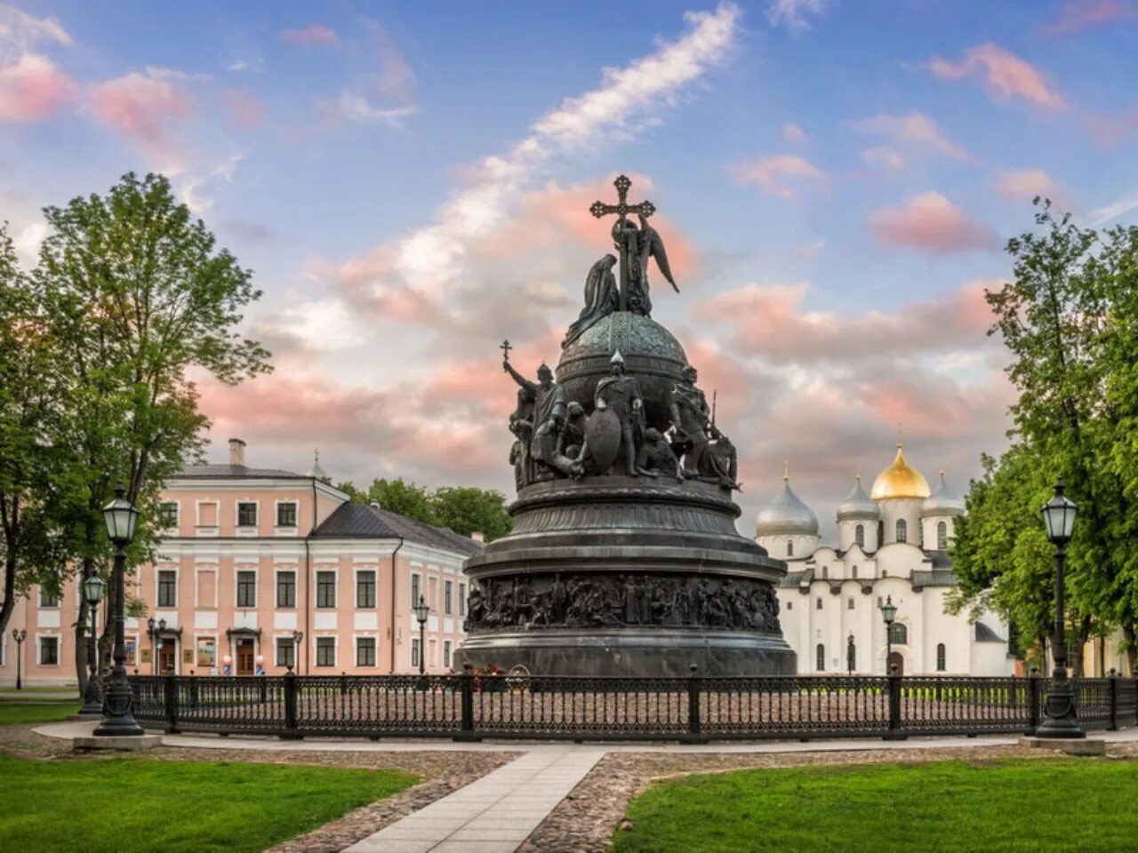 Какой памятник находится в новгороде. Микешин памятник тысячелетию россии. памятник тысячелетия россии в великом новгороде. великий новгород тысячелетие руси новгород памятник. памятник тысячелетия руси в великом новгороде.