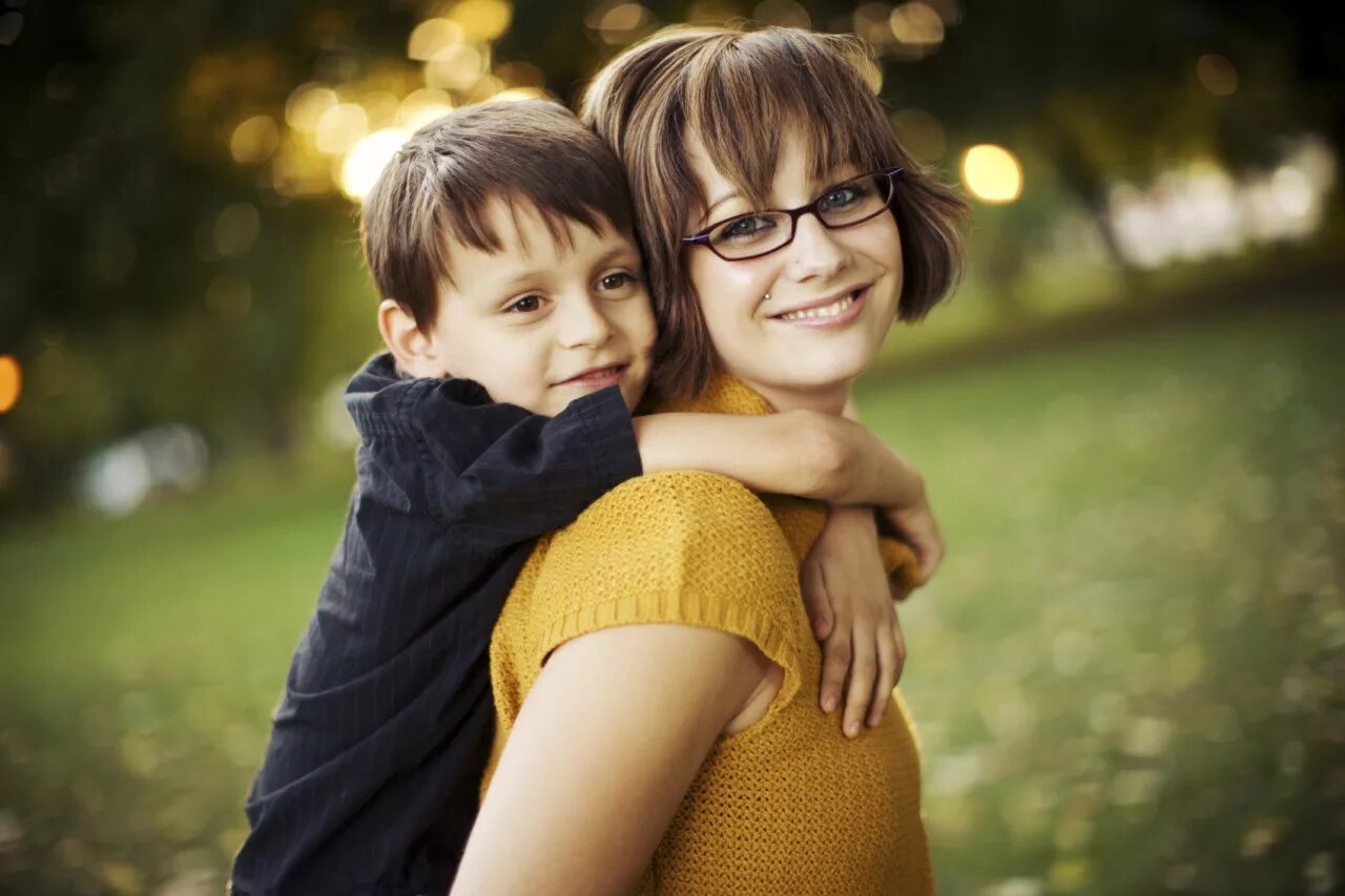 One s parents. Женщина с ребенком. Родители и дети. Неполная семья. Счастливый ребенок с родителями.