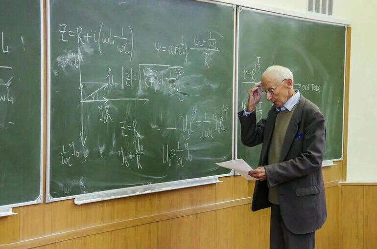 Учитель алгебры. Преподаватель объясняет. Встреча с администрацией школы. Преподаватели фундаментальных дисциплин. Math foto 2048 1153.