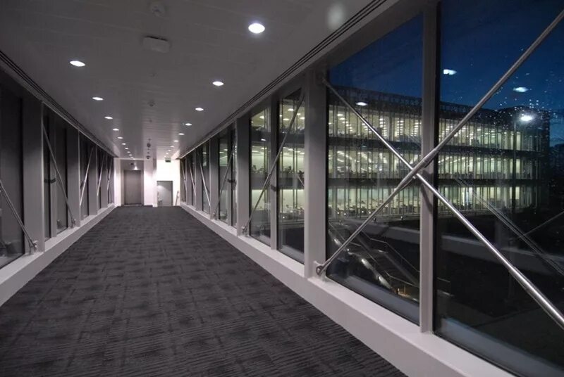 Стеклянная галерея между зданиями. Офисное здание изнутри. Надземный стеклянный переход. Галерея здание. Пешеходная галерея.