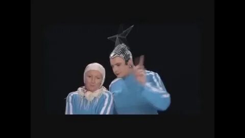 Он бы подошел я бы отвернулась