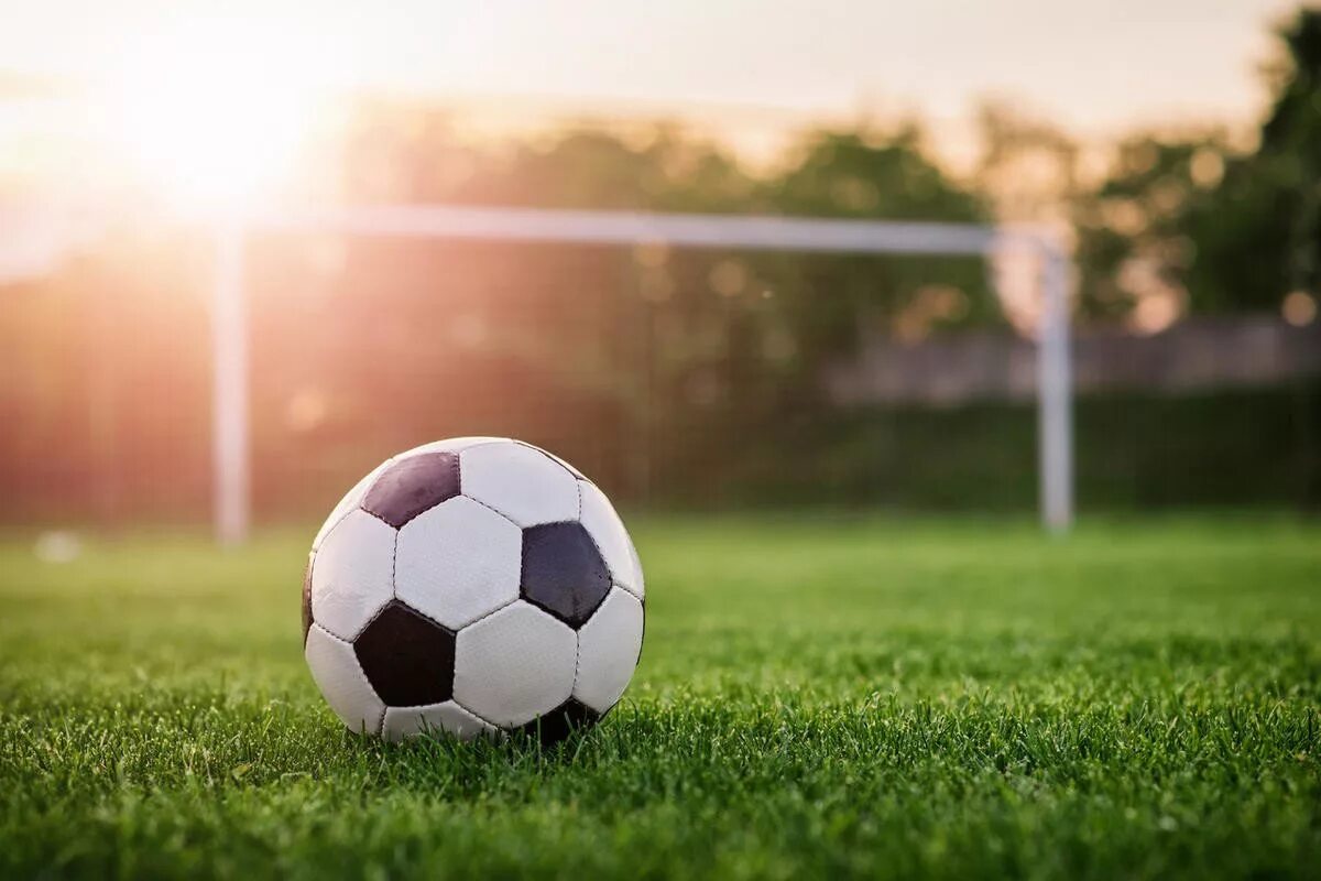 Сайт футбольный футбол. Футбол. Футбольный мяч фон. Футбольный мяч и ворота. Футбольный мяч на траве.