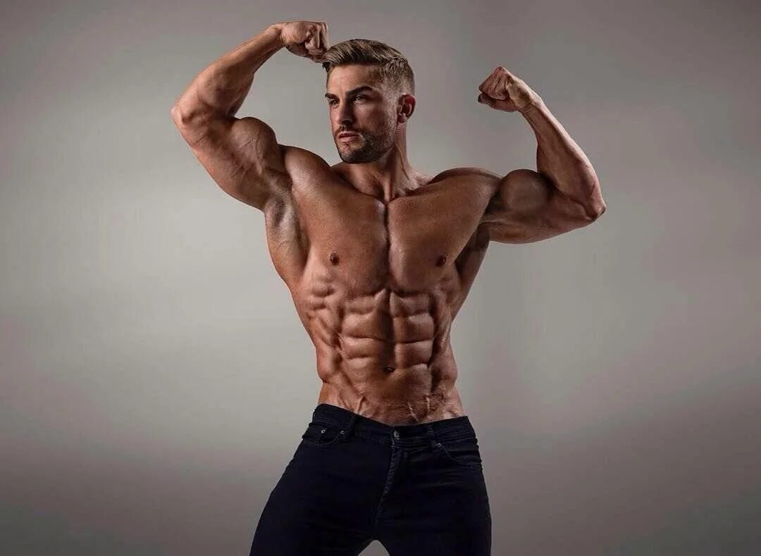 Мужчина в спортзале. Тренировка в спортзале. Спортивные люди. Парни в тренажерном зале. Спортивный мужчина.