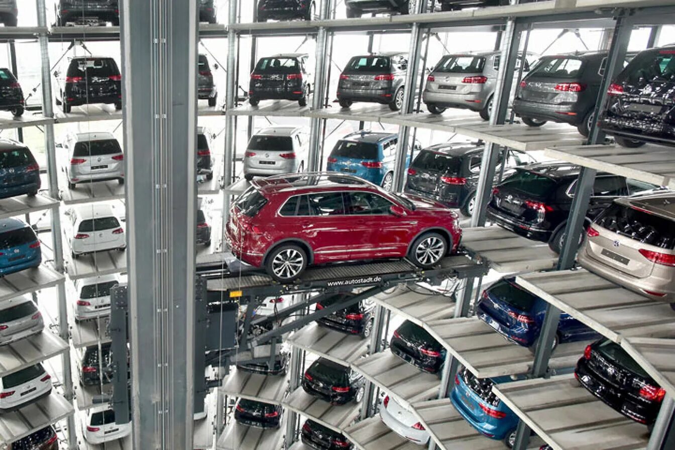 Маркет машин. Автостоянка Volkswagen Autostadt. Механизированная парковка Германия. Многоэтажная автопарковка спорткаров. Аккуратная парковка с Фольксваген.