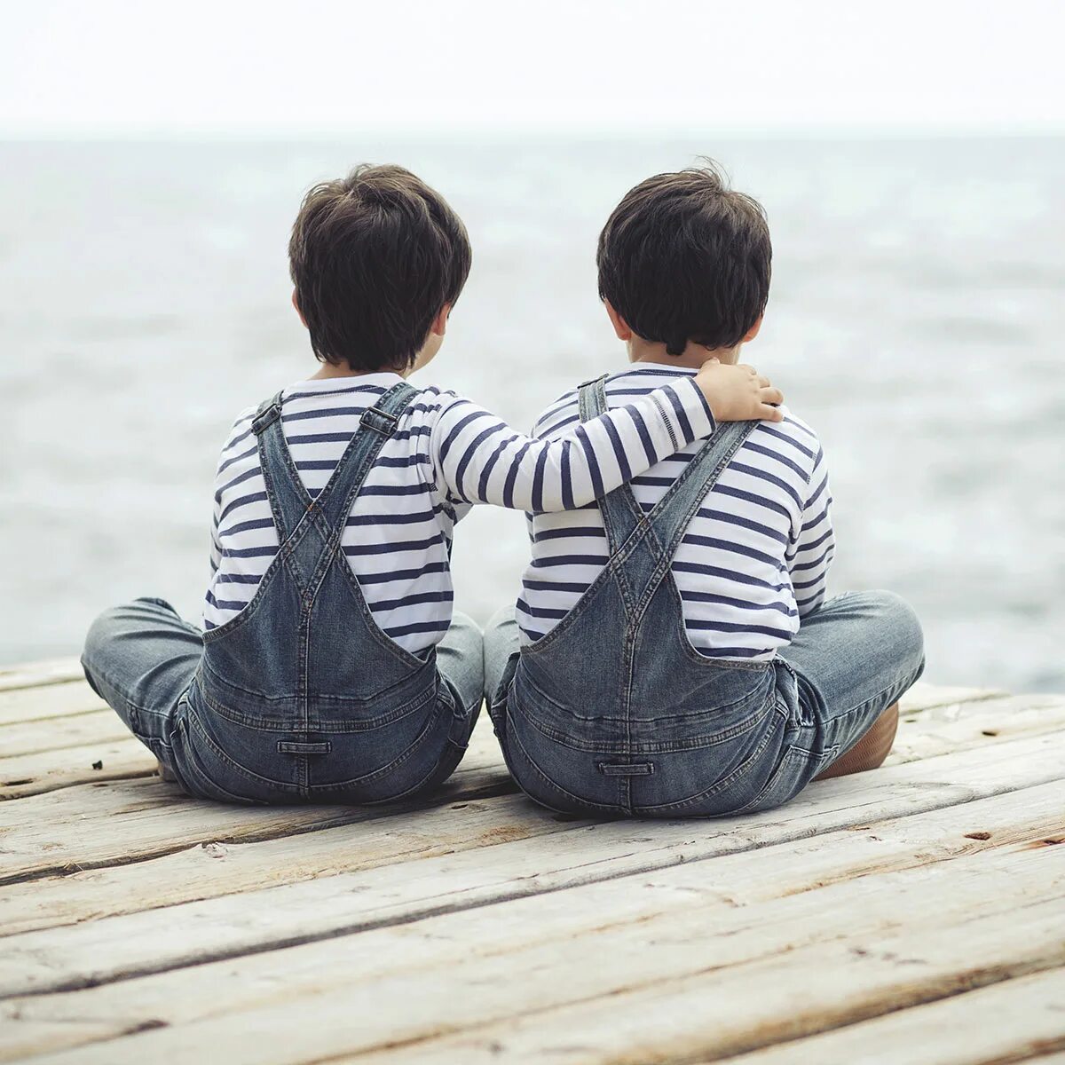 Друзья парни. Стоим два брата. Стоим два брата. Мужская дружба. Стоим два брата.