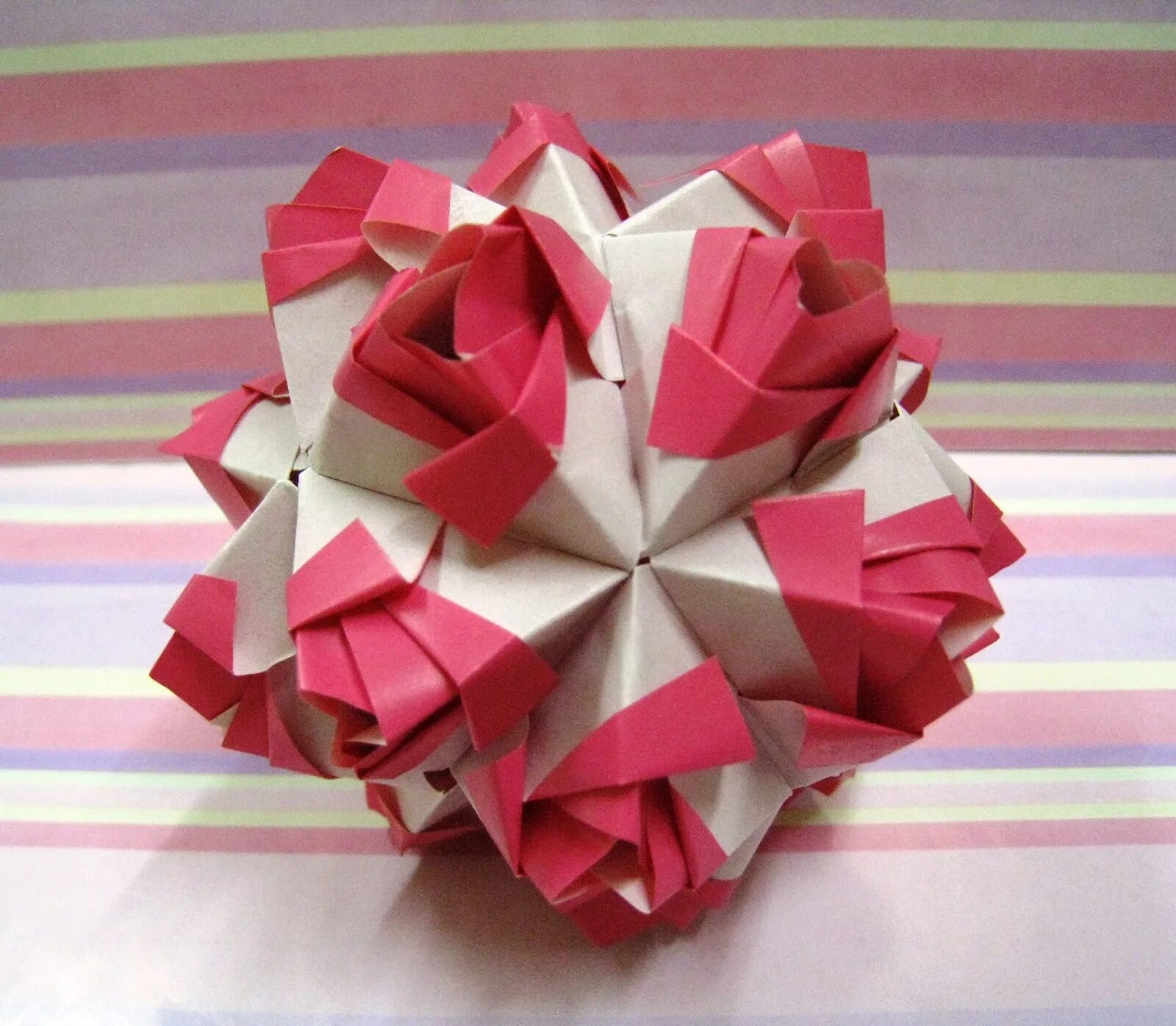 Подарки оригами своими руками. Origami Kusudama (Maria Sinayskaya). Кусудама без клея. Оригами подарок маме.