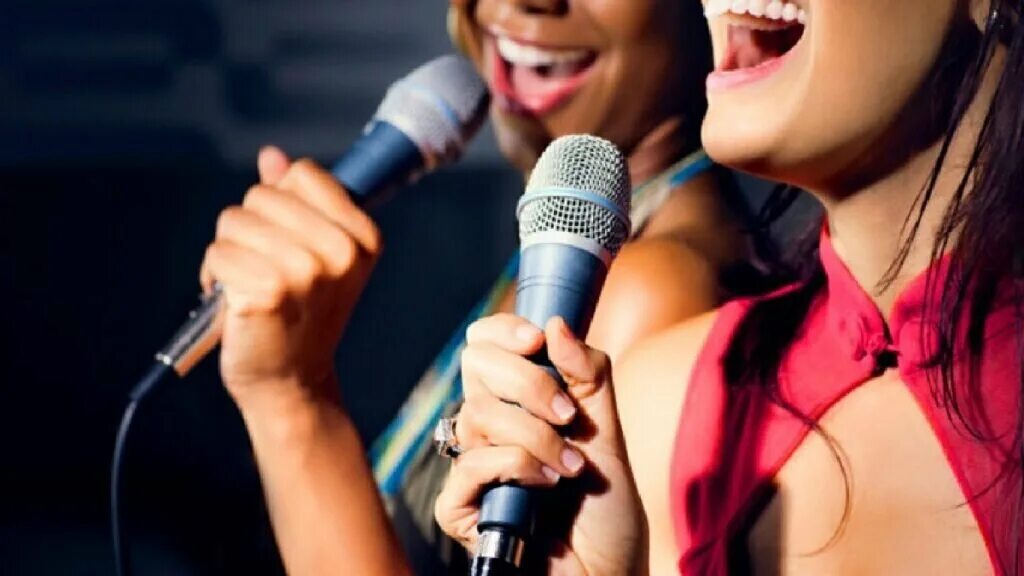 Есть ли петь. Поет в микрофон. Девушка поет. Микрофон для пения. Девушка с микрофоном.