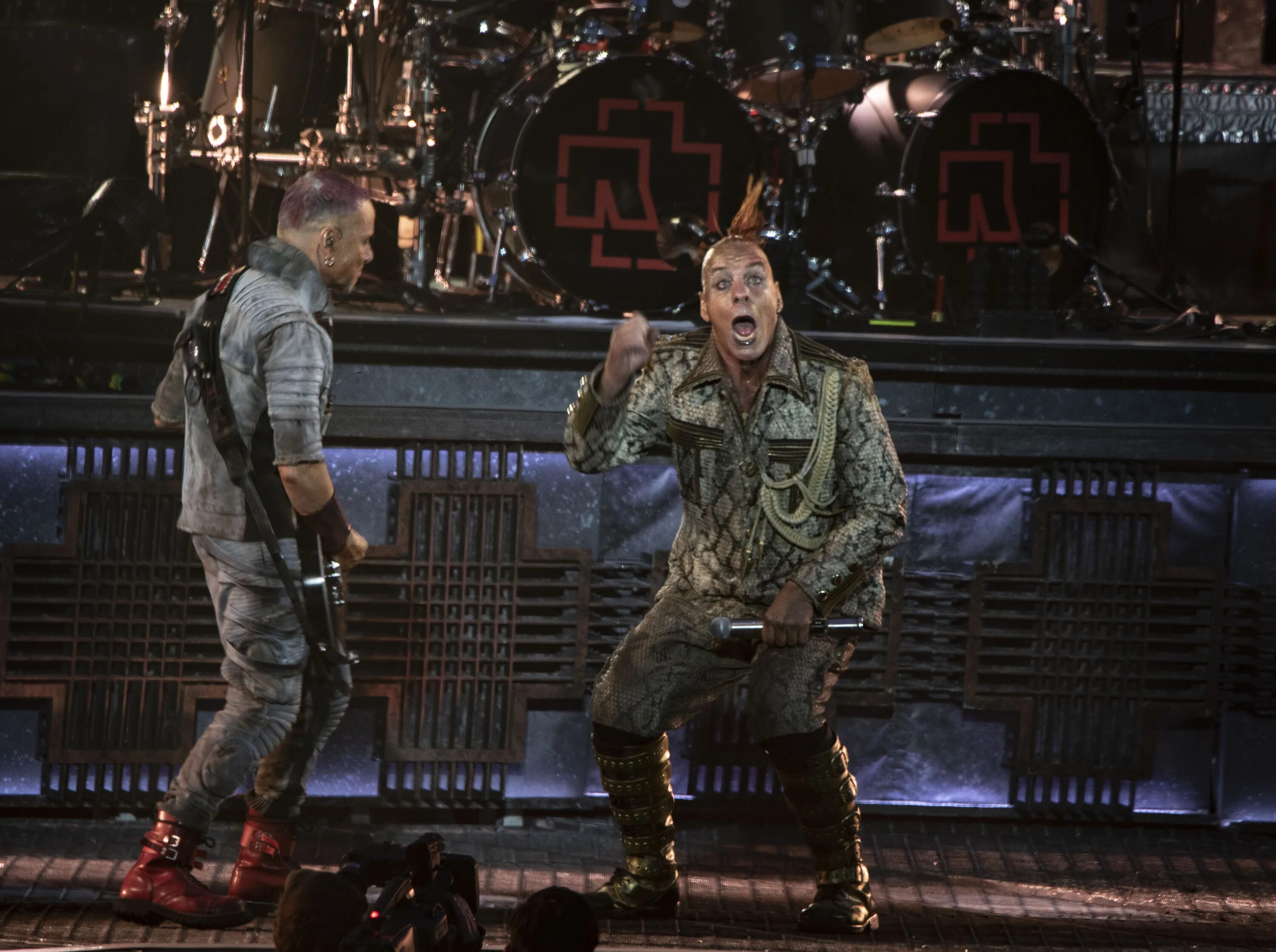 Концерт рамштайн в москве 2019. Сцена rammstein 2019 в москве. Концерт рамштайн в москве 2019. Концерт рамштайн в москве 2019. Лужники стадион rammstein.