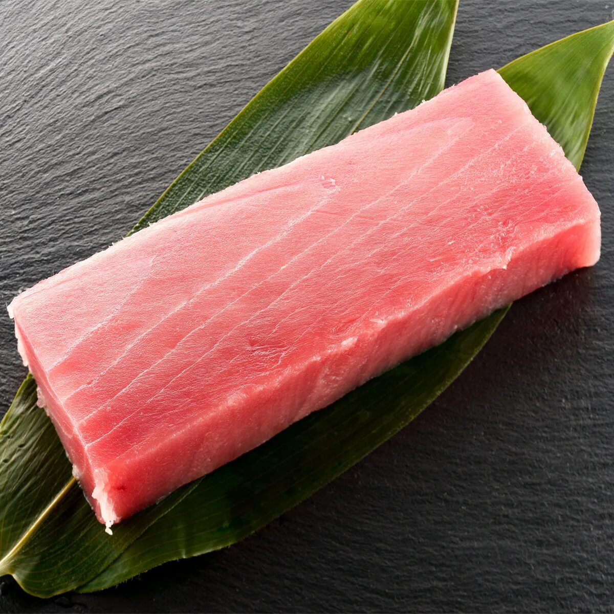 Рыба тунец цена. Мраморный тунец. Тунец в упаковке. Розовый тунец. Тунец свежий.