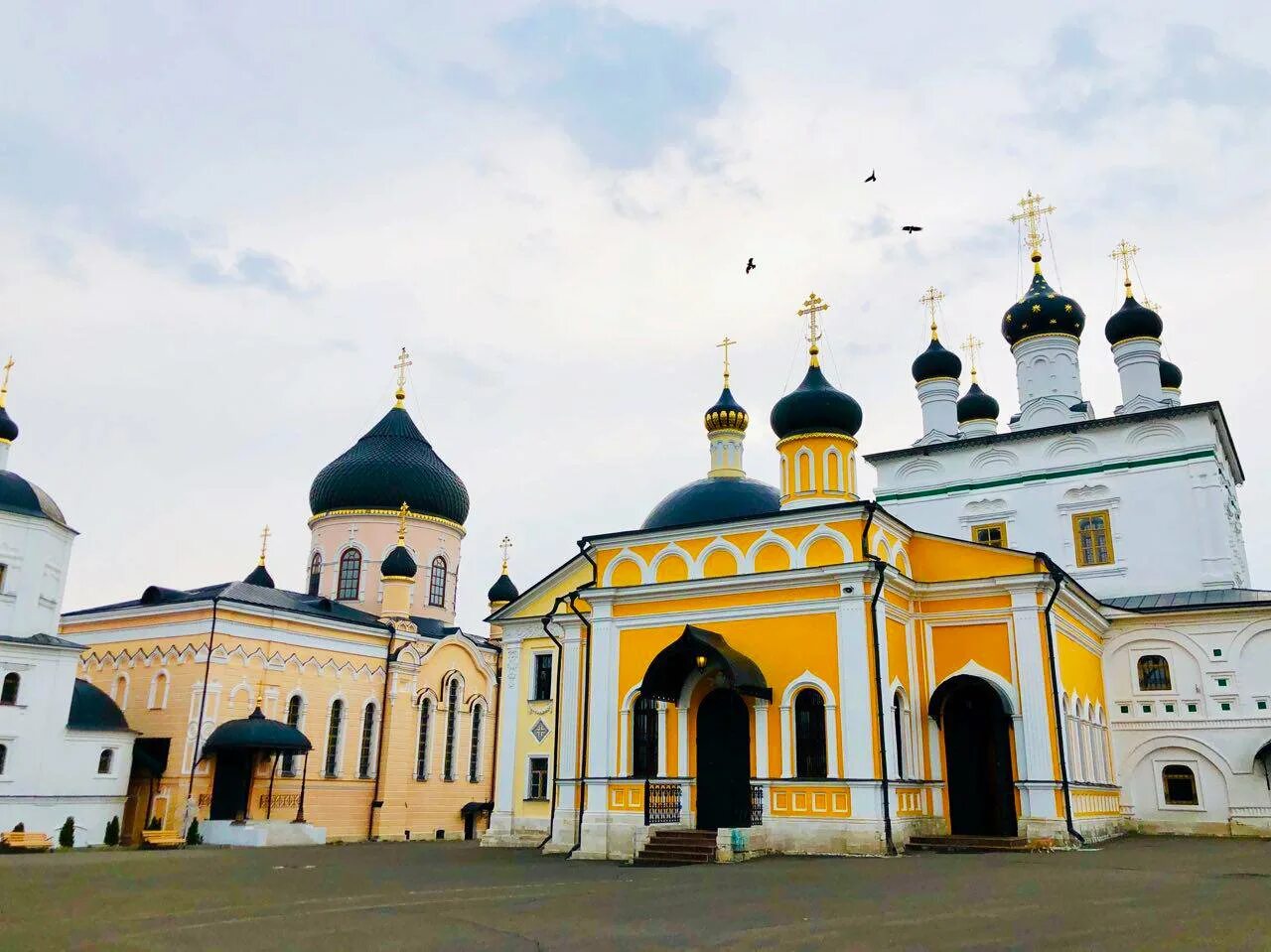 Зачатьевский храм в москве. Новоспасский ставропигиальный мужской монастырь. Ближайшие монастыри. Ближайшие монастыри. Сторожевский монастырь в звенигороде.