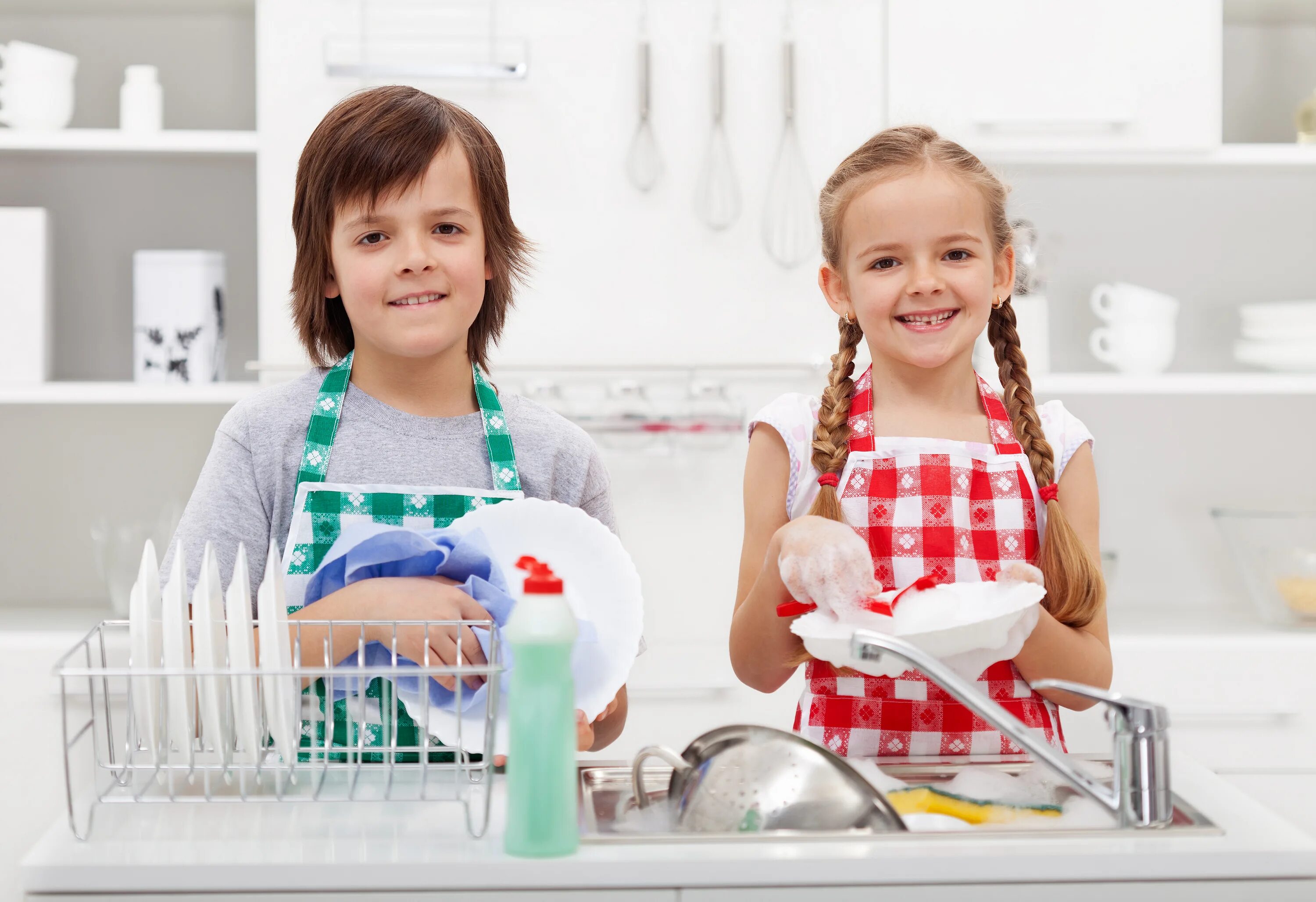 Мытье посуды детьми. Для мытья детской посуды. Помогать маме по дому. Девочка с детской посудой. Дети помогают.