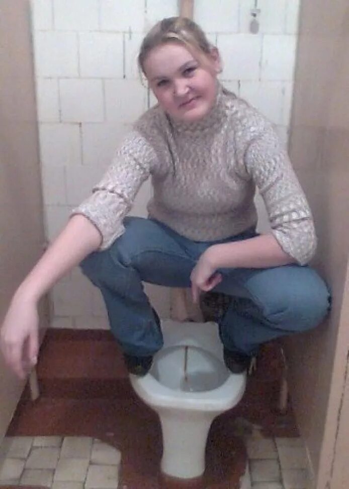 женский унитаз. красивая девушка в туалете. Russian girls toilet. красивые женщины в туалете. женщина терпит в туалет.