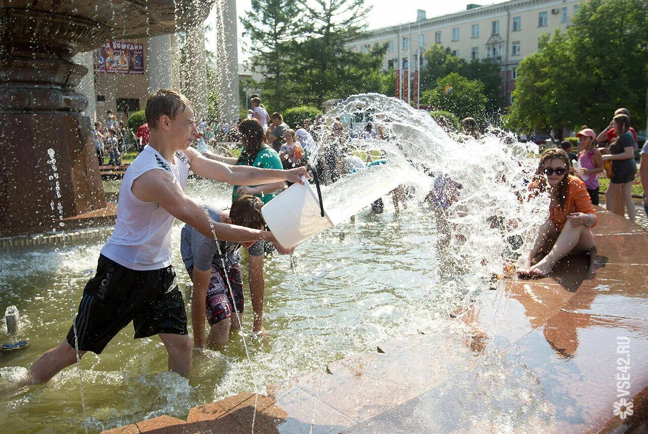 Мелстрой обливает водой за 5. Ивана Купала Кемерово. День обливания водой. Праздник обливания водой.