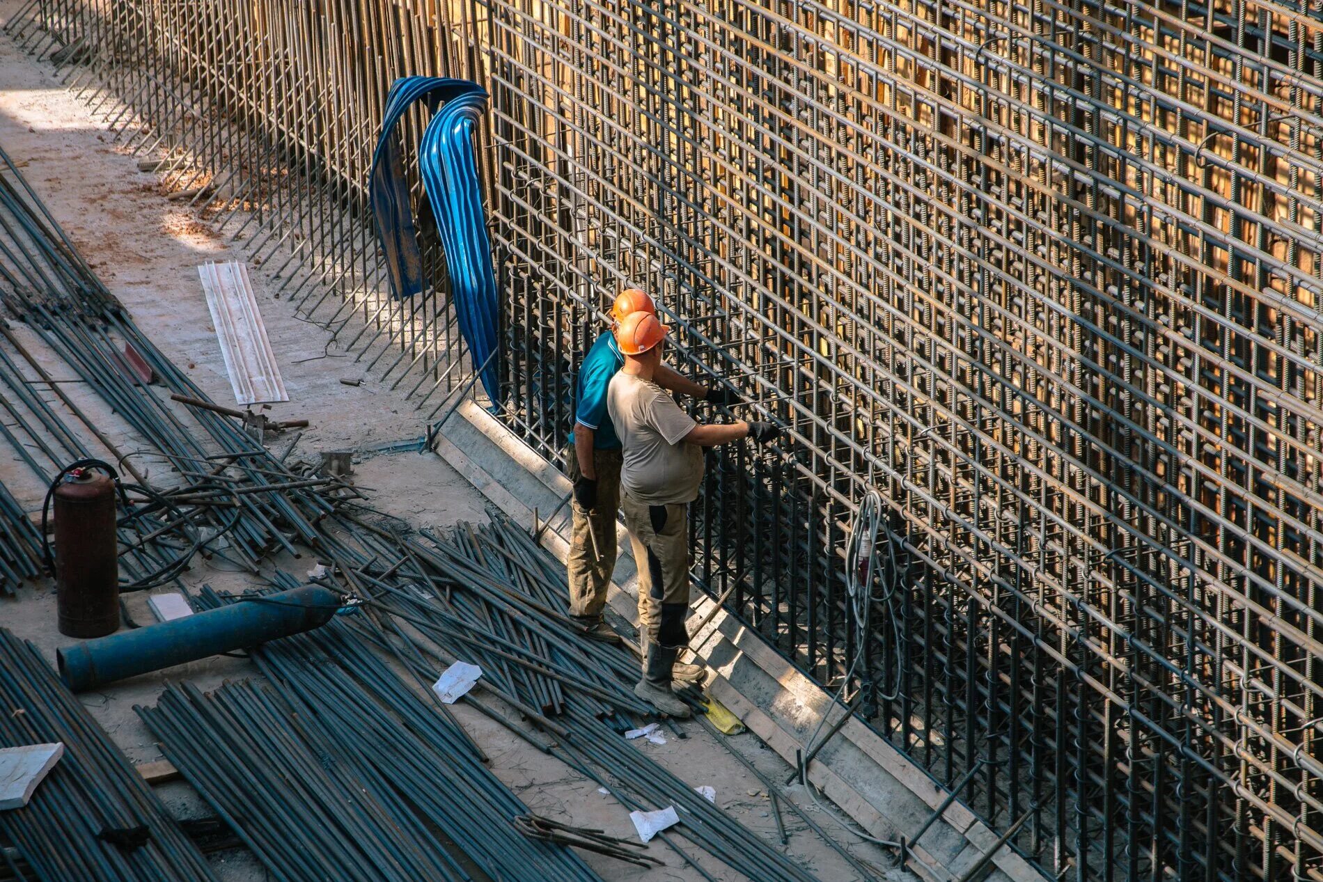 Рабочие прокладывают тоннель 500 3 10. Вязка арматуры стройка. Стеновая вязка арматуры. Вязка арматуры стен. Арматура из стены.