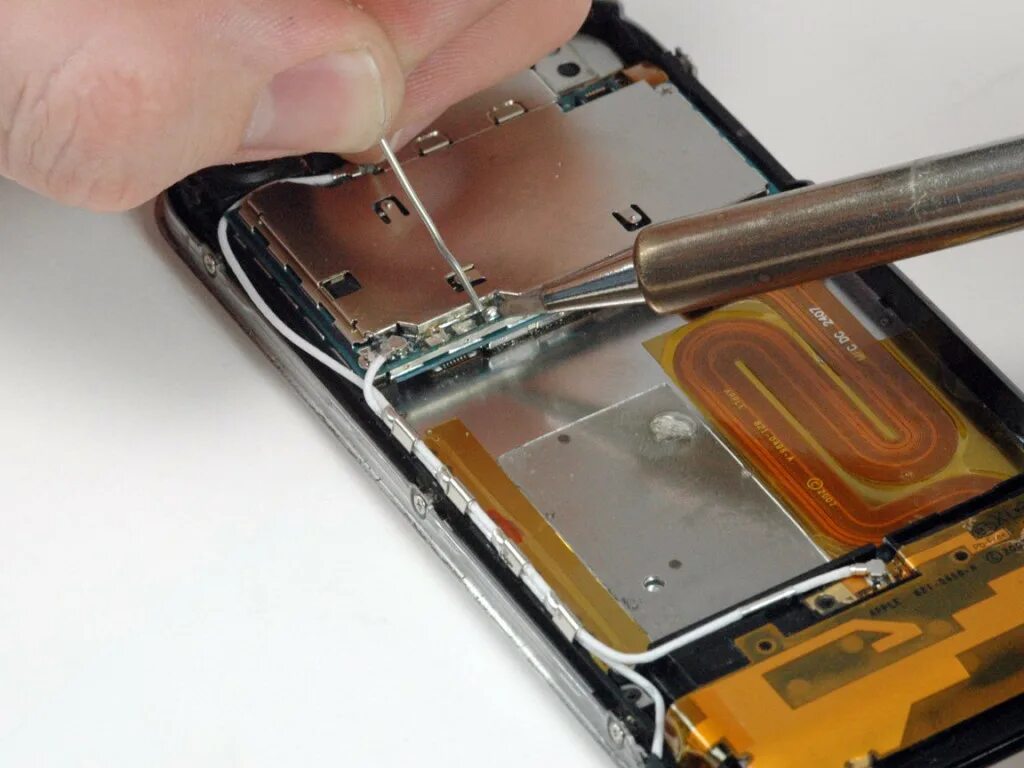 Iphone 13 batarya. Батарея айфон 2g. Айфон два аккумулятора. Процессор iphone 2g. Акб iphone 11 pro.