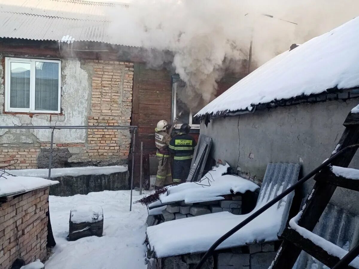 Пожар дома. Пожар в квартире фото. Пожарные тушат дом. Пожар на ул Декабристов. Пенза хлопки