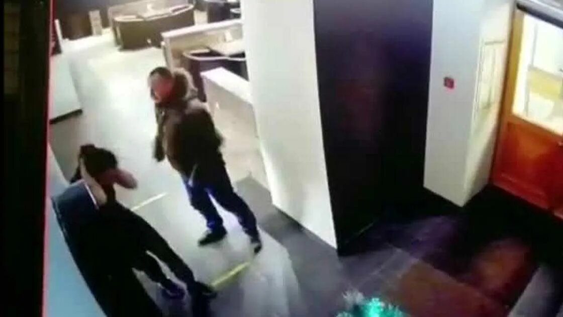 Избили девочку в заброшке. Пьяная девушка в подъезде. Избил девушку в подъезде. Неадекват избил девушку. Избиение девушки в питере.