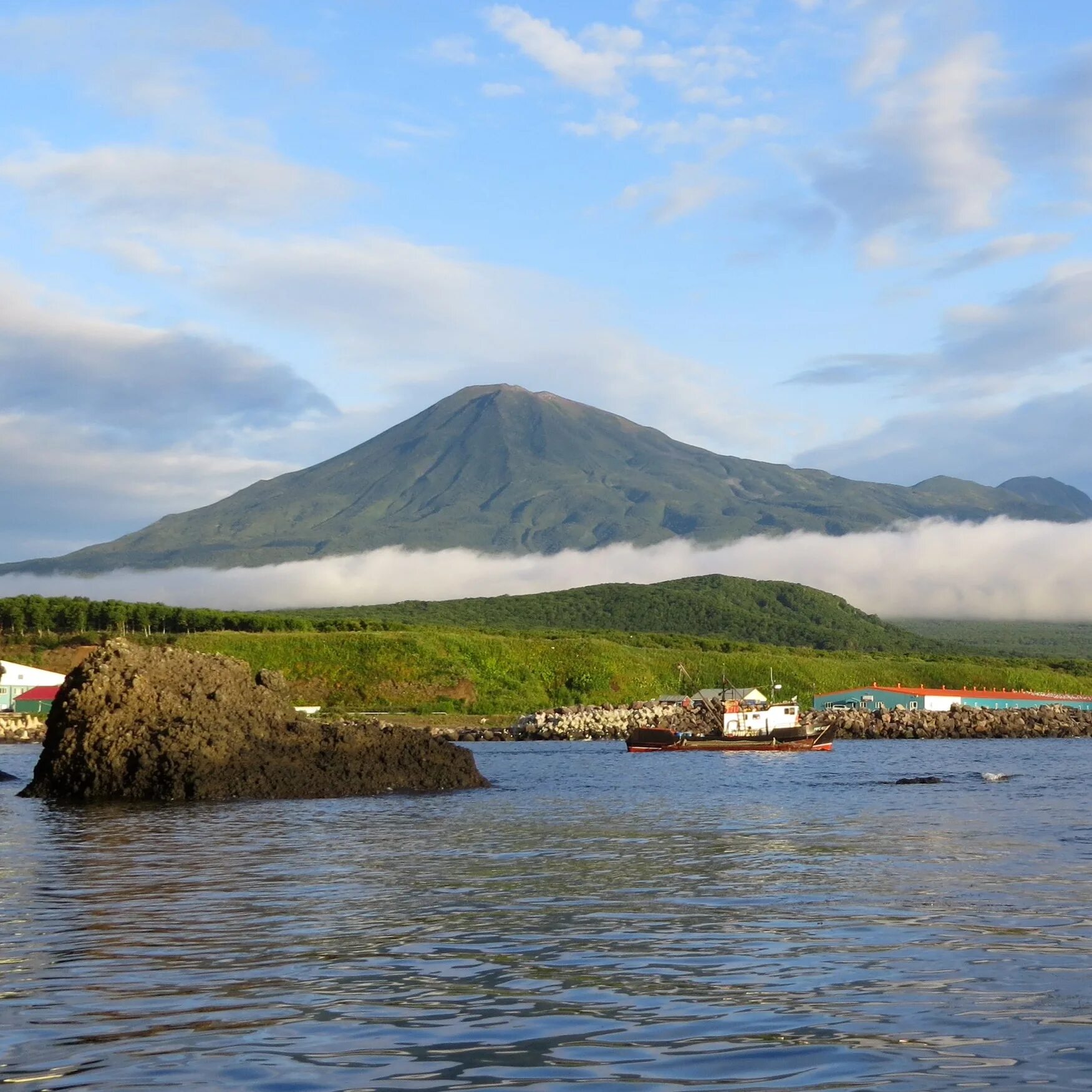 Island vk. Остров Итуруп Рейдово. Сахалинская область Курильский район село Рейдово. Остров Итуруп. Поселок Рейдово. Курильск Итуруп Рейдово.