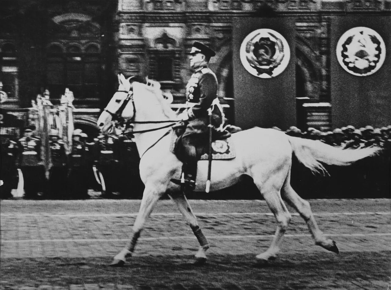 1 июня 1945 г. Жуков на параде Победы 1945. Маршал Жуков на параде Победы 1945 года. Маршал Жуков на коне парад Победы 1945.