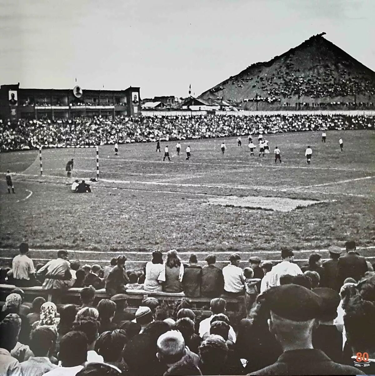 шахта 10 террикон город снежное. террикон шахтер донецк. стадион шахтер донецк с террикона. шахтер сталино 1949. терриконы донбасса шахты.