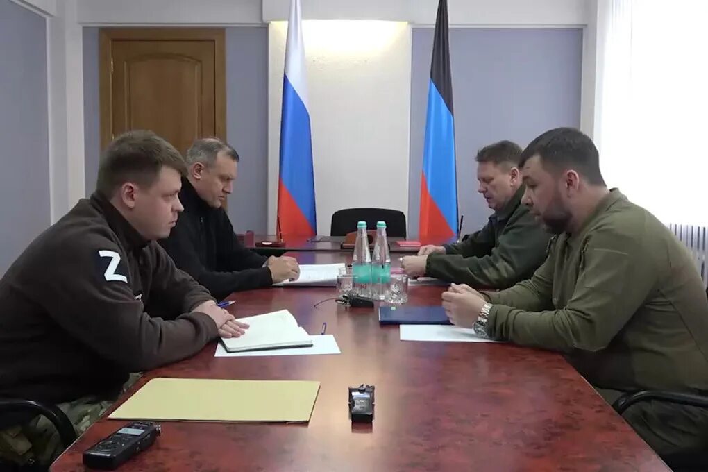 Глава администрации донецка. Госслужащие днр. Муниципальные городские государственные депутаты. Денис пушилин днр. Пушилин 2016.