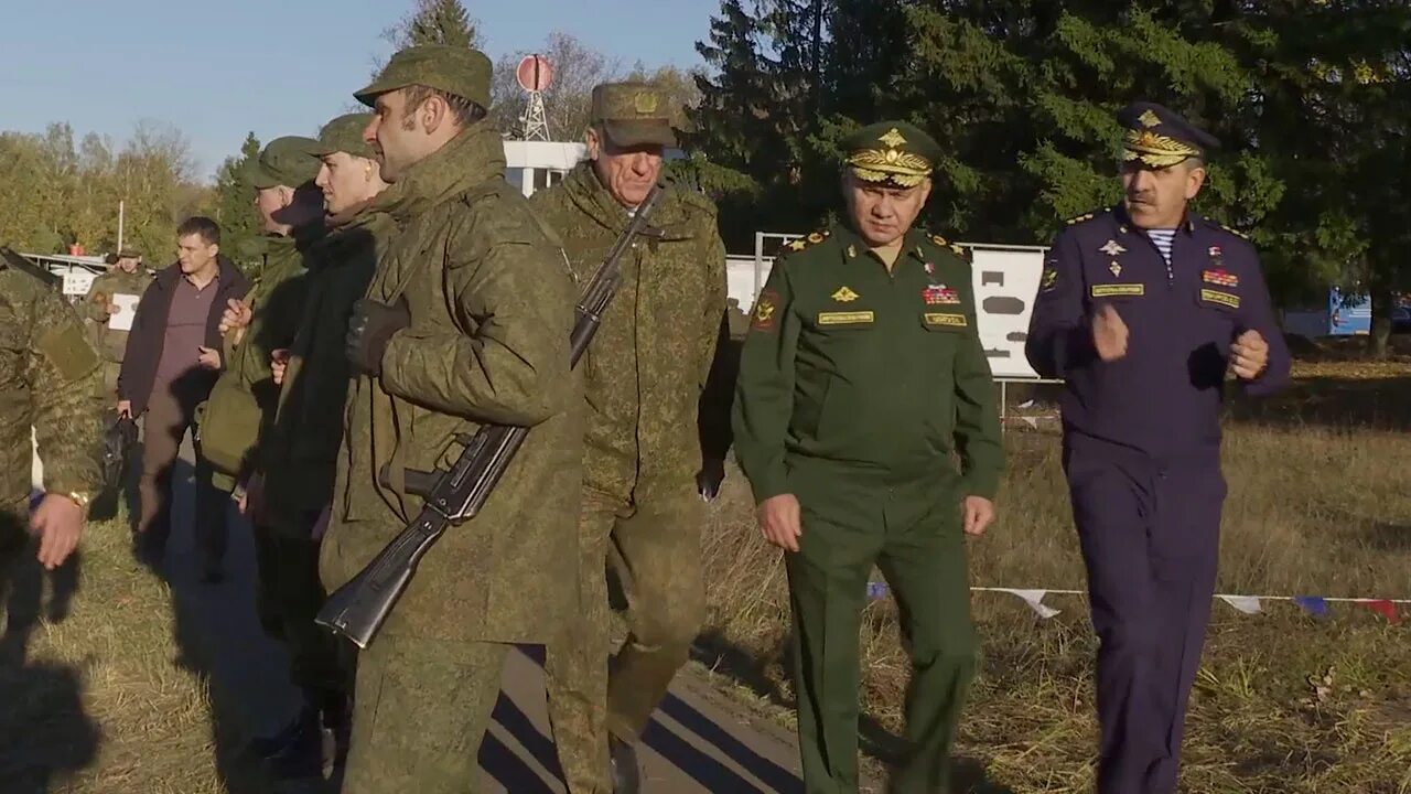 Выступление шойгу о замене мобилизованных. Российские военные офицеры. шойгу на военном полигоне. армия россии 2025. репортаж шойгу на полигоне.