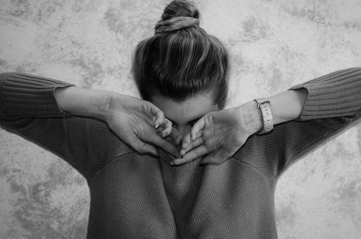 Красивая женщина плачет. Причины почему девушка плачет. Причины почему девушка плачет. Иногда плакать полезно. Почему мне хочется плакать без причины.